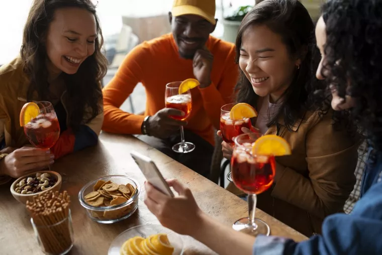 Boire un cocktail à base de sureau entre amis un soir de semaine, Bordeaux, Le Prince Noir