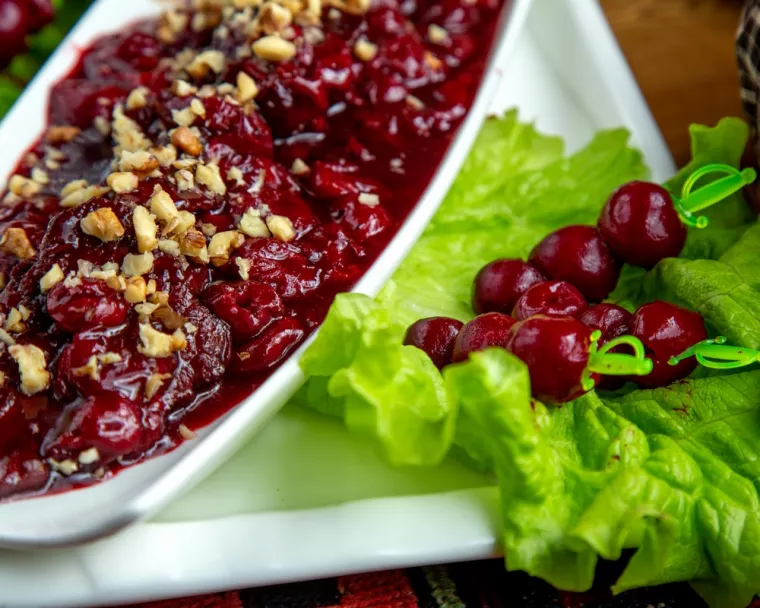Commander un plat à base de cerises marinées dans un restaurant à Lormont, Bordeaux, Le Prince Noir